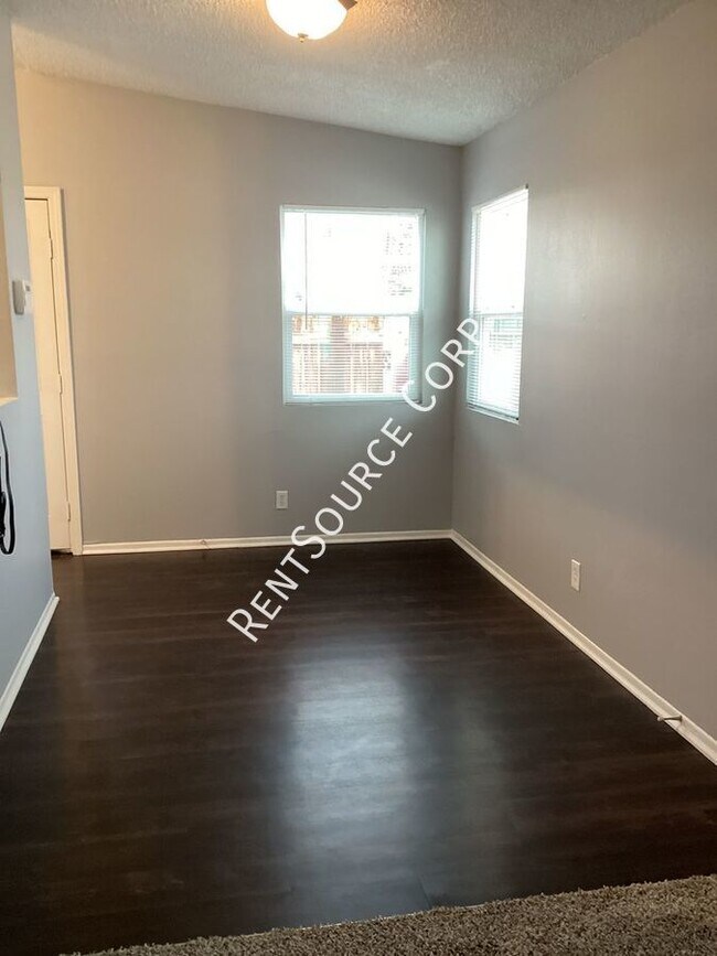 Foto del edificio - 2 bedroom 1 bath duplex in Lancaster