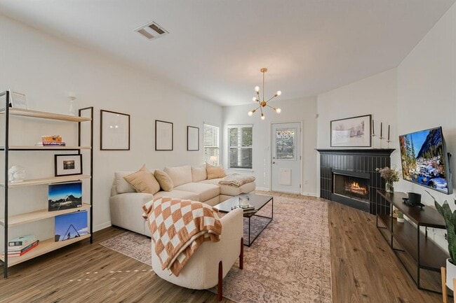 Foto del edificio - 9302 Brents Elm Dr