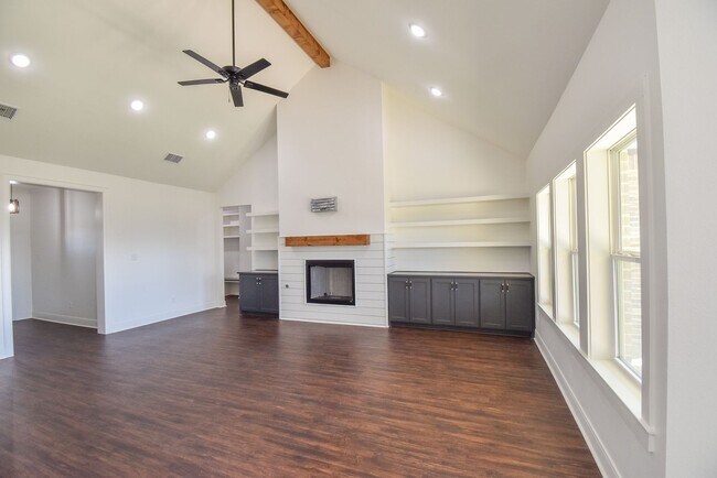 Building Photo - AVAILABLE NOW! Stunning 4 Bedroom 2 Bath i...