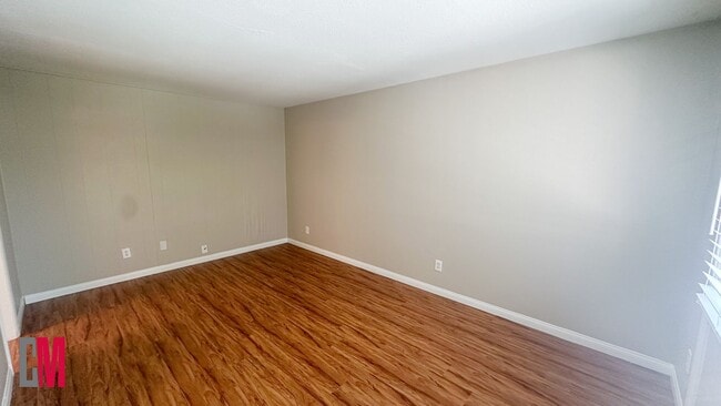 Interior Photo - 2855-2865 A St