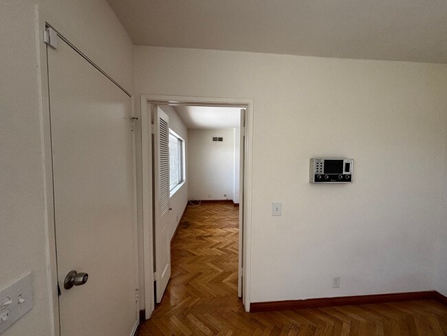 Building Photo - Los Feliz Hills 4 Bed/4 Bath Home Availabl...
