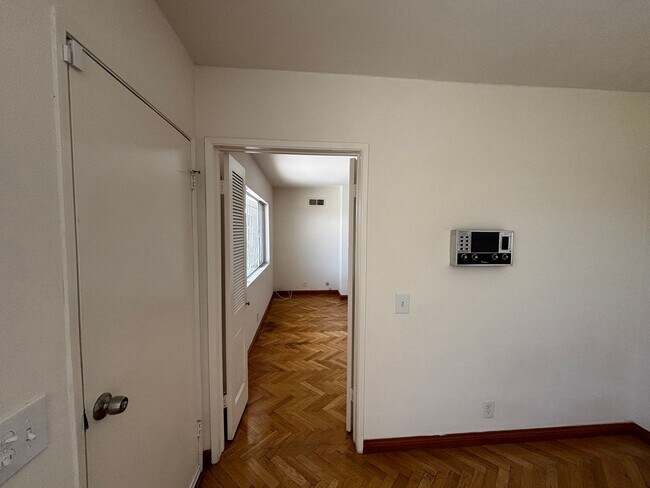 Foto del edificio - Los Feliz Hills 4 Bed/4 Bath Home Availabl...