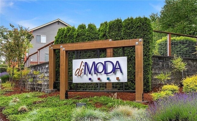 Foto del edificio - A Modern In-city Style with Comfort of the Suburbs Single Family Detached Condo
