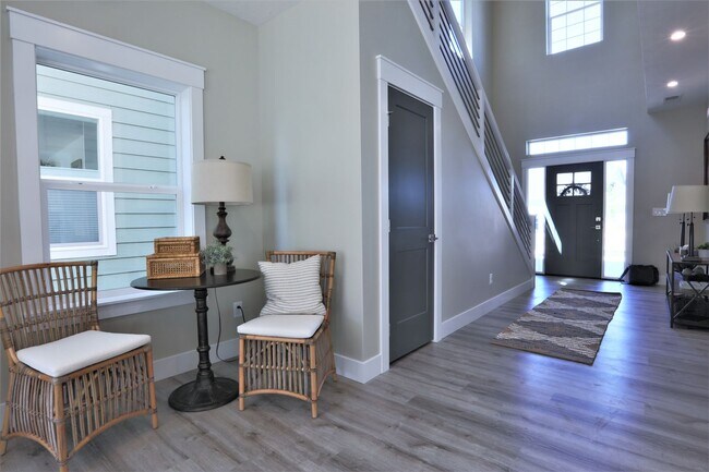 Foto del edificio - Like New 3BD/2.5BA with 2 Car Garage- 1 Fr...