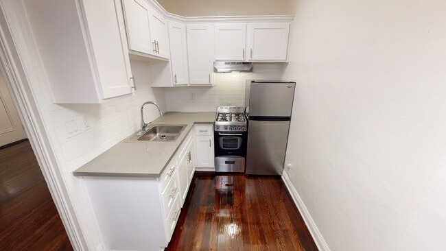 Building Photo - La Chandelle Apts...Charming building...Renovated Apartments Available...Hardwood Floors!