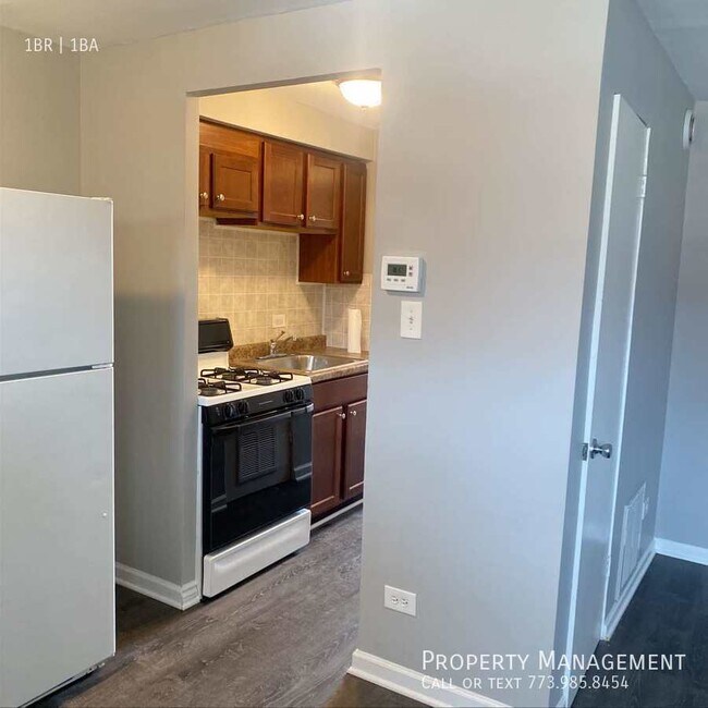 Foto del edificio - Quiet and Secured Corner Apartment 1-block...