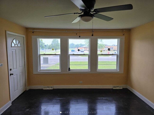 Foto del edificio - Charming 3-Bedroom Ranch with Modern Updates and Ample Parking