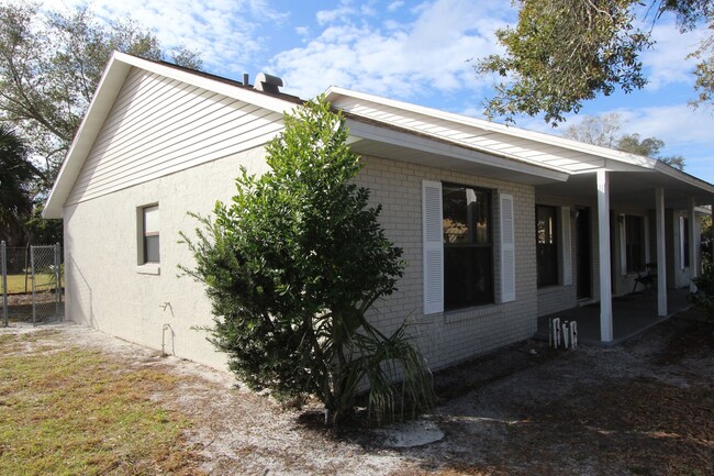 Building Photo - Available NOW! 2 bedroom 2 bath Semoran Club.