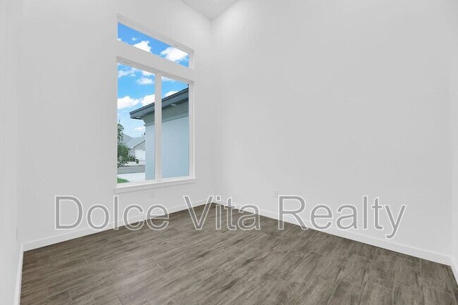 Building Photo - 1416 N Lookout Dr