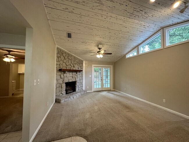 Foto del edificio - Beautifully maintained 2/1 in Brewster Est...