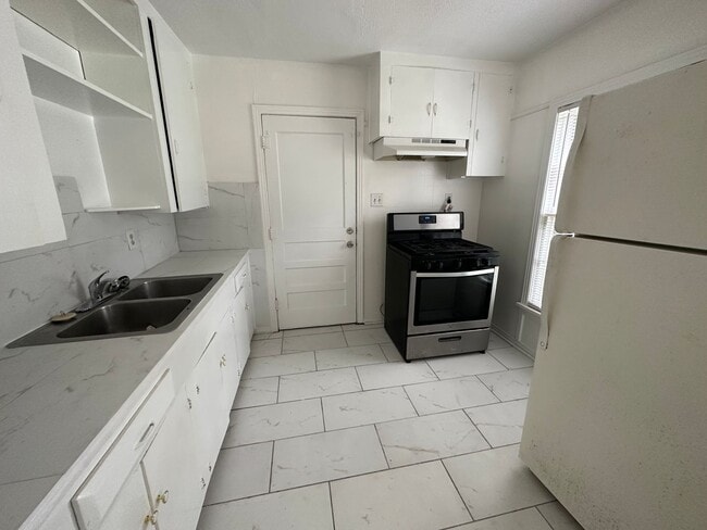 Building Photo - Remodeled 2 Bedroom House