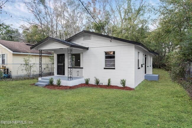 Building Photo - 2013 W 6th St