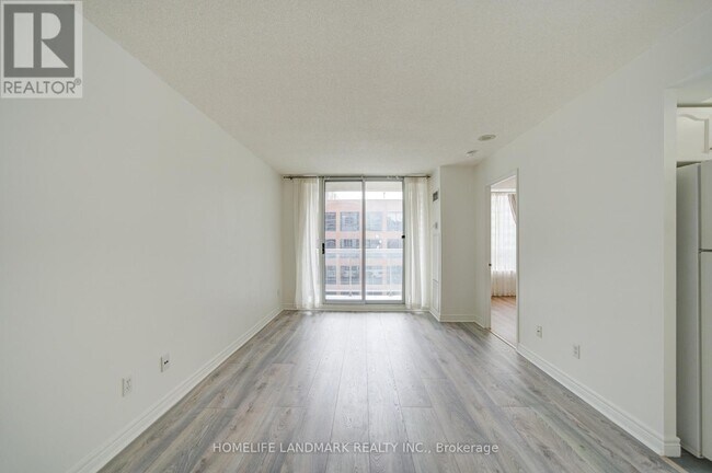 Photo du bâtiment - 43 Eglinton Ave E