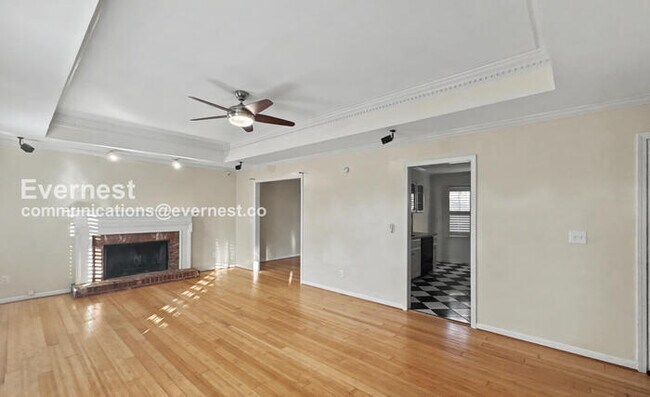 Building Photo - 3 Bed, 2 Bath Home with Garage / Available Now!