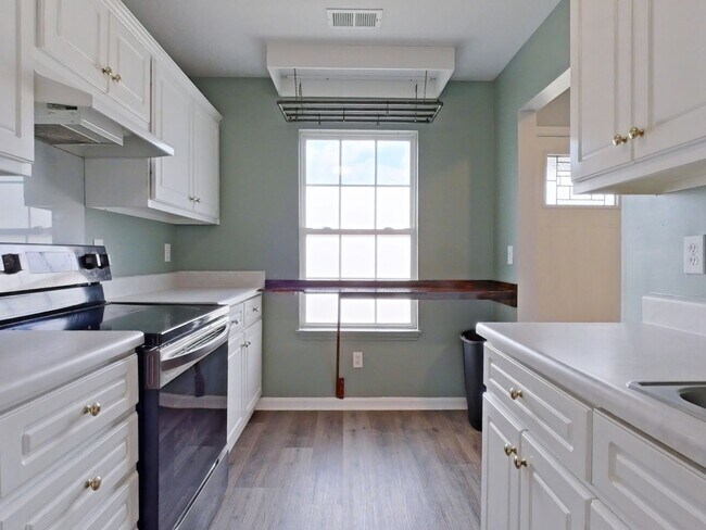 Foto del edificio - Updated 2 bed-2 bath townhome available NOW