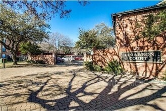 Building Photo - 18333 Roehampton Dr