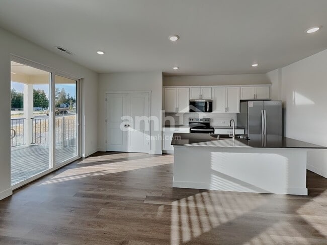 Building Photo - 4712 85th Dr NE