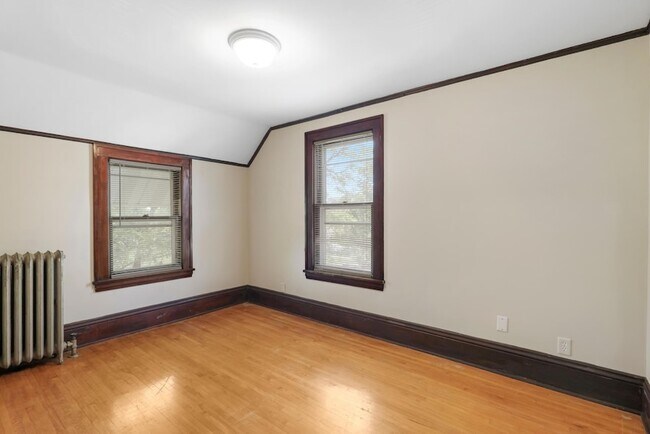 Building Photo - 3217 4th St SE