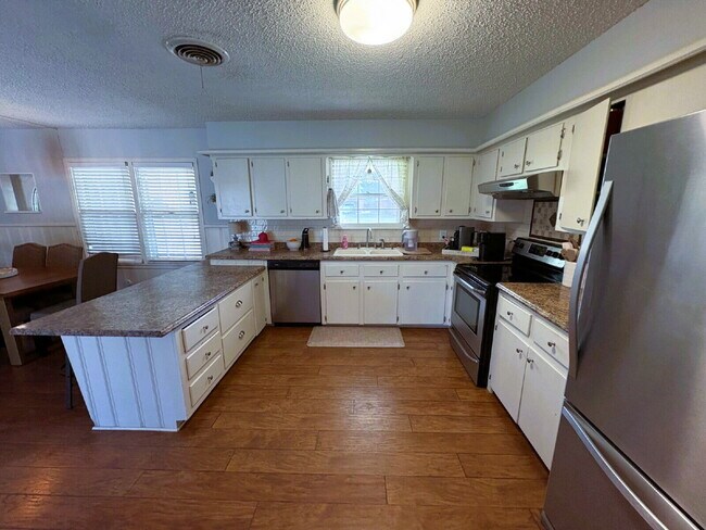 Foto del edificio - Luxurious Three Bedroom Home Located Near ...