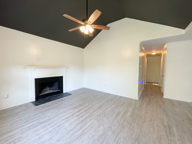 Building Photo - 405 Cami Forest Ln
