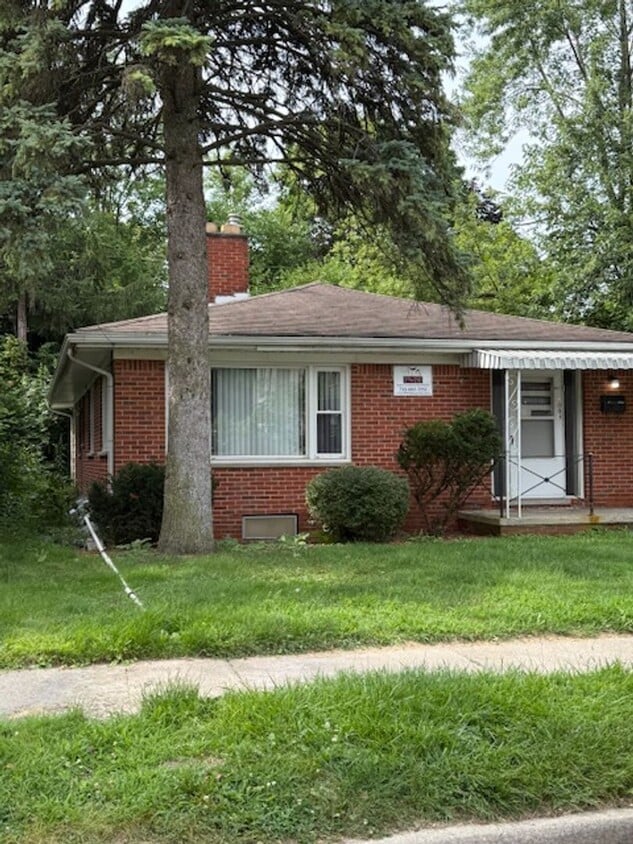 Photo - 1000 Woodlawn 5 bedroom 3 bath! Now available