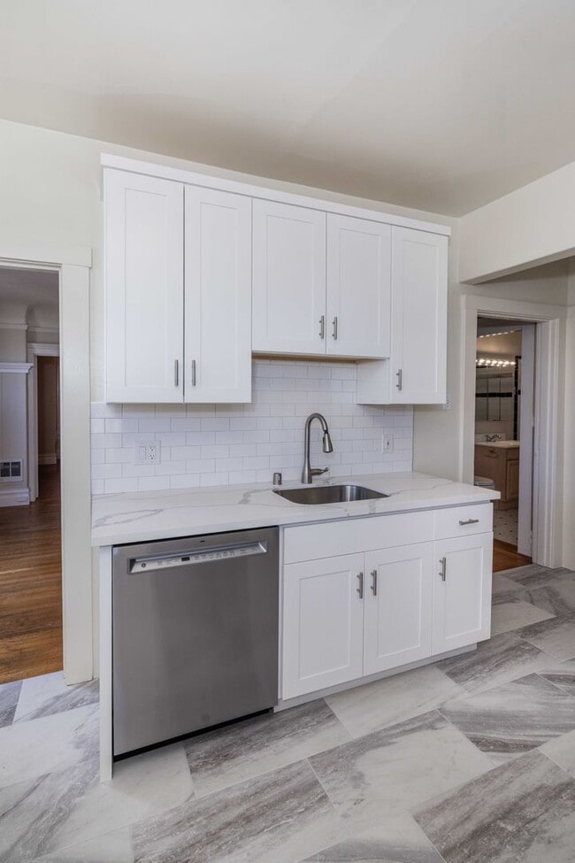 Building Photo - TOP FLOOR 1BR. Remodeled! W/D IN-UNIT! Dishwasher!