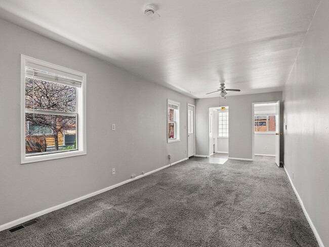 Building Photo - 3 Bedroom 2 Bathroom in Old Town Windsor!