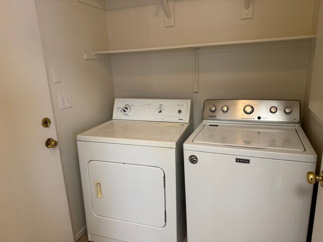 Building Photo - 3 Bedroom 2 bathroom home near Lone Mountain