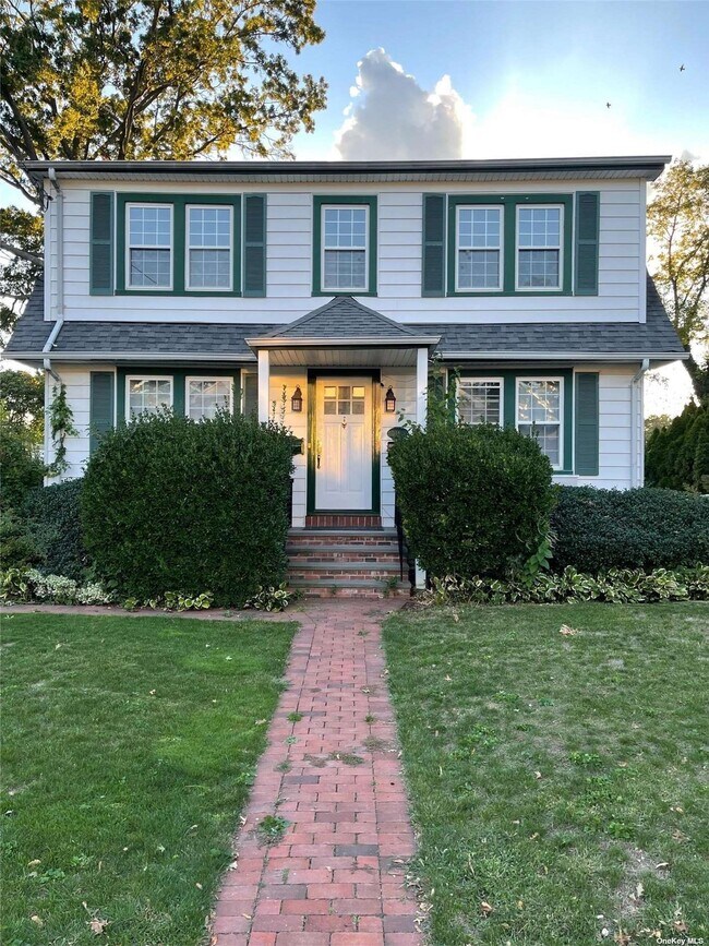 14 Raymond Ct, Garden City, NY 11530 Townhome Rentals in Garden City