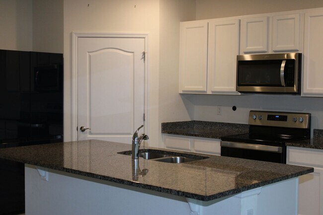 Foto del edificio - BEAUTIFUL 5 BEDROOM, 3 BATH SINGLE FAMILY ...