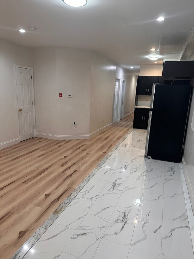 Building Photo - 667 Linwood St