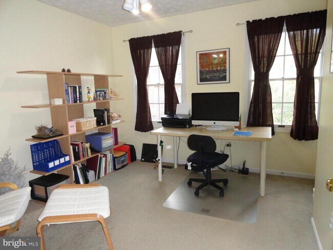 Building Photo - 2733 Moores Valley Dr