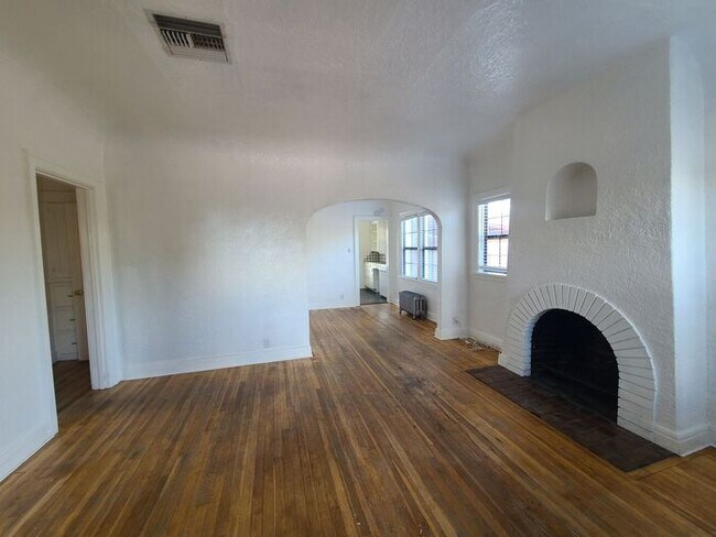Foto del edificio - **Available NOW**