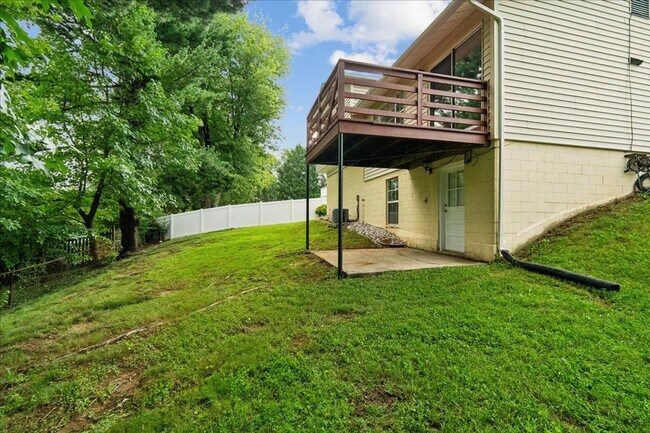 Building Photo - CONVENIENT COLLEGE PARK  LOCATION