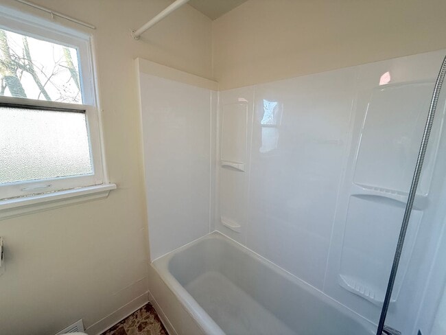 Building Photo - Vintage Charmer with Mountain View