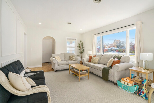 Building Photo - 204 E Spring St