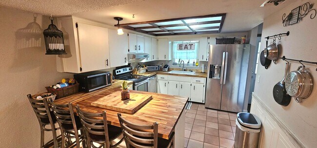 Foto del edificio - 4 Bedroom Cabin Style Rental in Port ST John