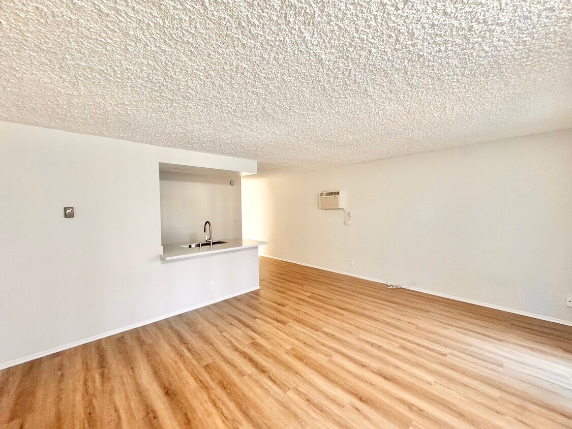 Foto principal - 17821 Sherman Way