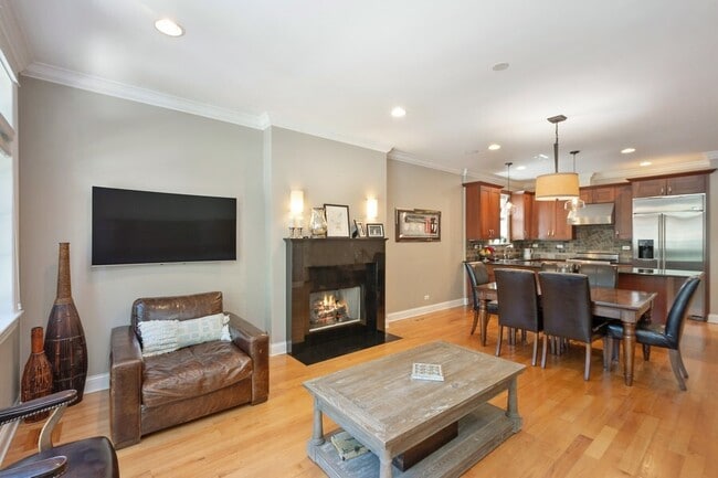Building Photo - 3814 N Greenview Ave