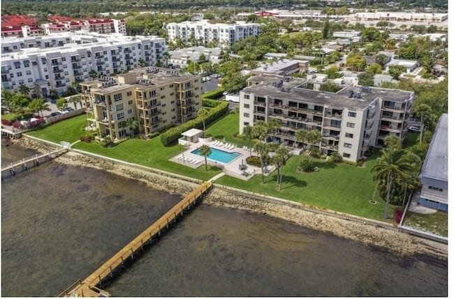 Building Photo - 1202 S Lake Dr