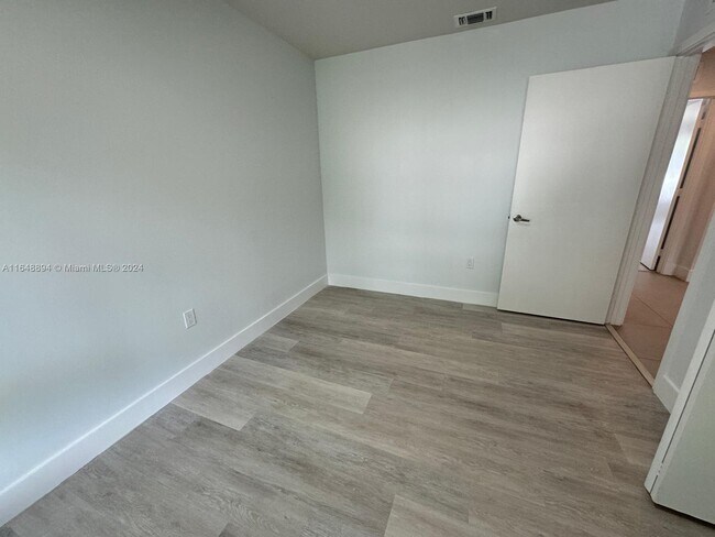 Foto del edificio - 2555 NE 193rd St