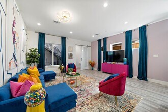 Building Photo - 207 E 38th St