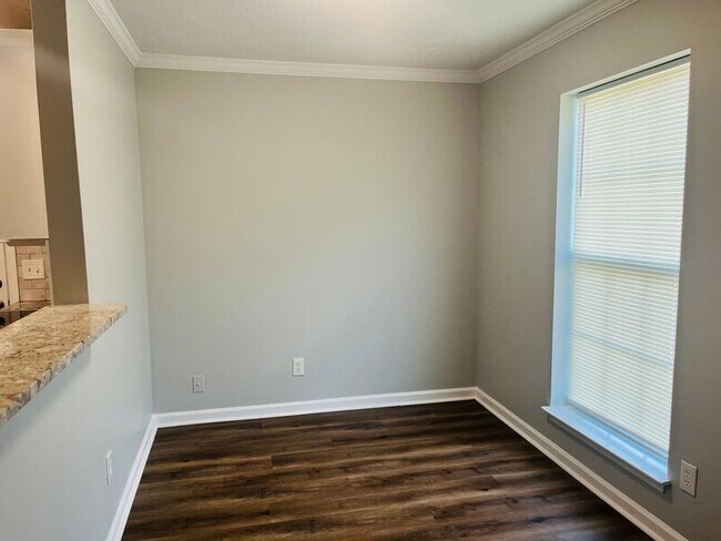 Building Photo - 225 Lake Forest Dr