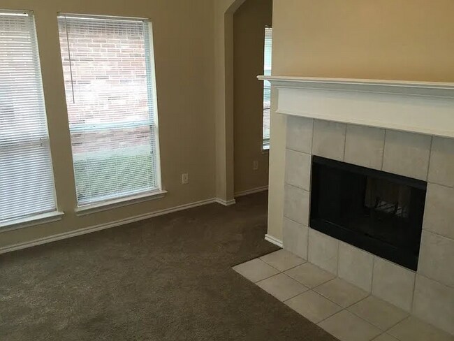 Building Photo - 327 Leisure Ln