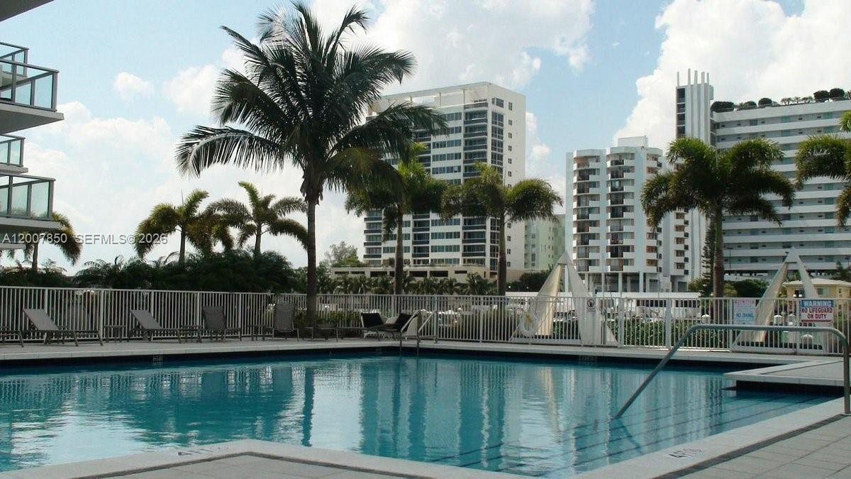 Foto del edificio - 7930 East Dr