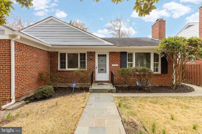 Foto del edificio - 2736 Stephenson Ln NW