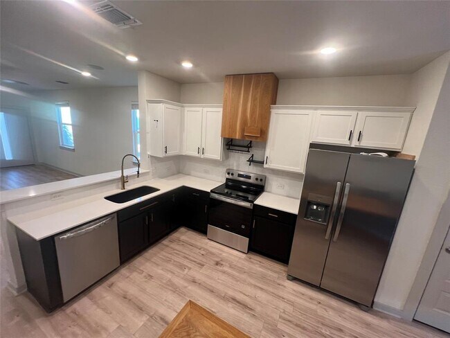 Foto del edificio - 10805 Tildon Ave