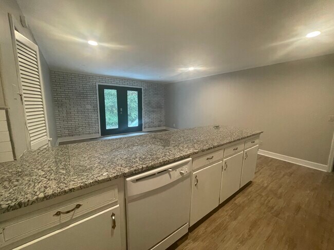 Building Photo - 994 Hampton Dr