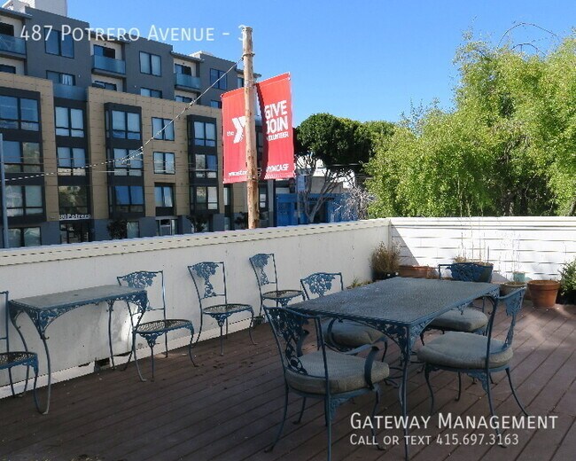Building Photo - Sunny, Spacious Top Floor 2 BR, 2 BA condo...