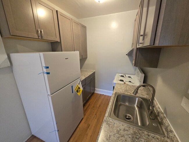 Foto del edificio - 3412 W Montrose Ave